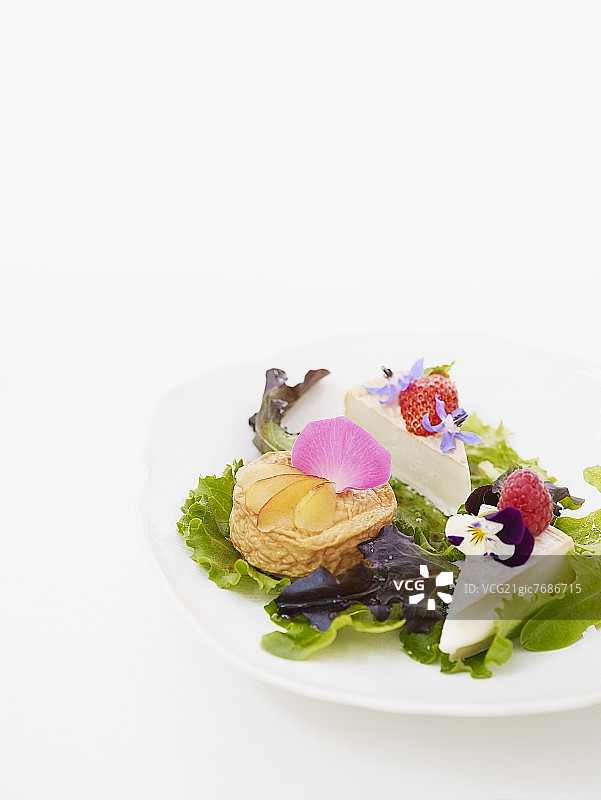 芝士拼盘与可食用花朵水果图片素材