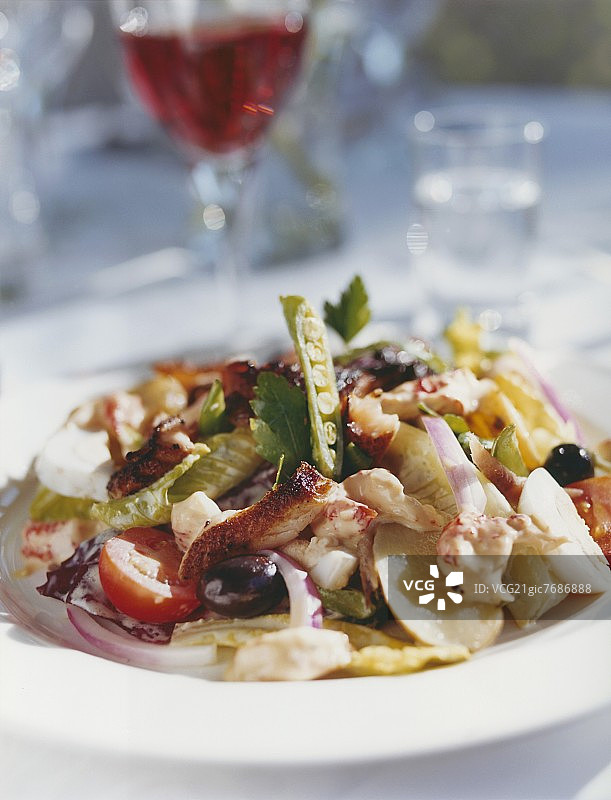 尼斯风味炸三文鱼沙拉图片素材