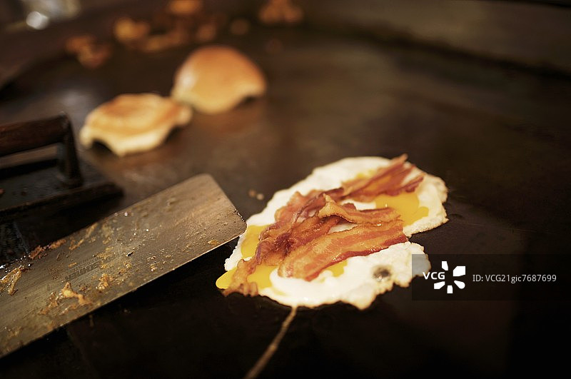 餐馆铁板培根煎蛋卷图片素材