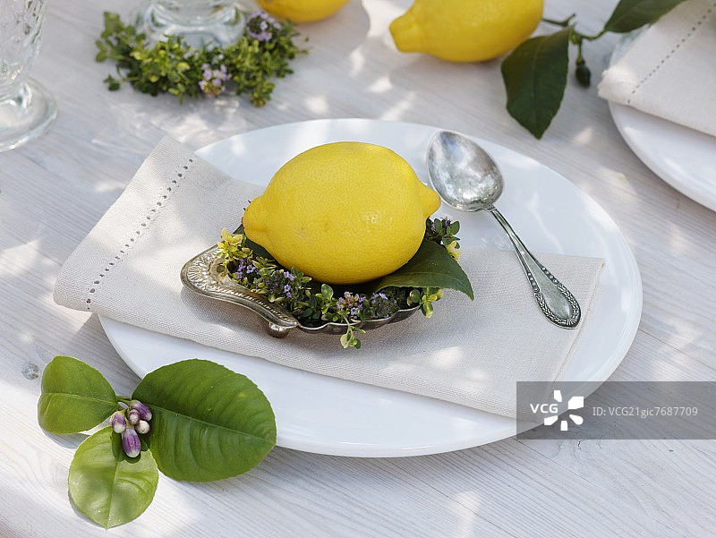 银盘中柠檬百里香花环中的柠檬图片素材