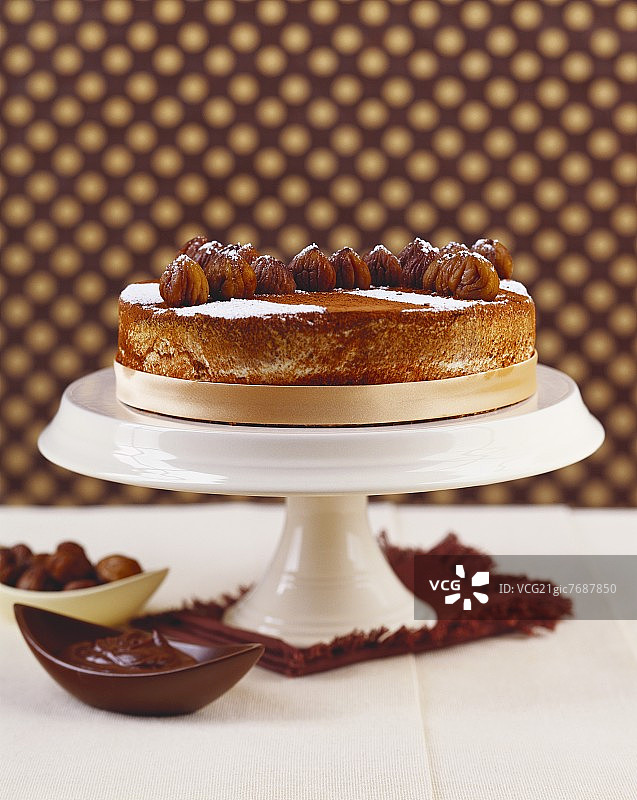 蛋糕架上的栗子蛋糕图片素材