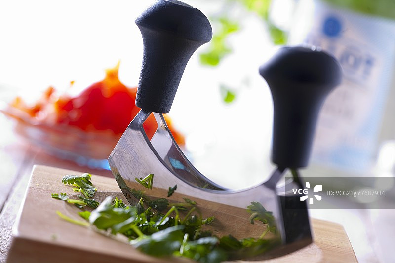 用弯月刀切香草图片素材