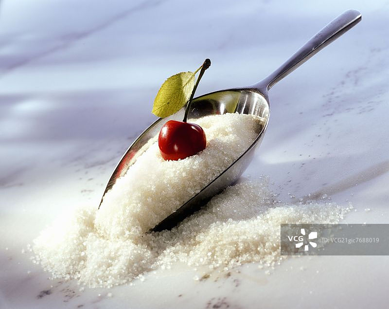 用勺子和新鲜樱桃保存糖图片素材