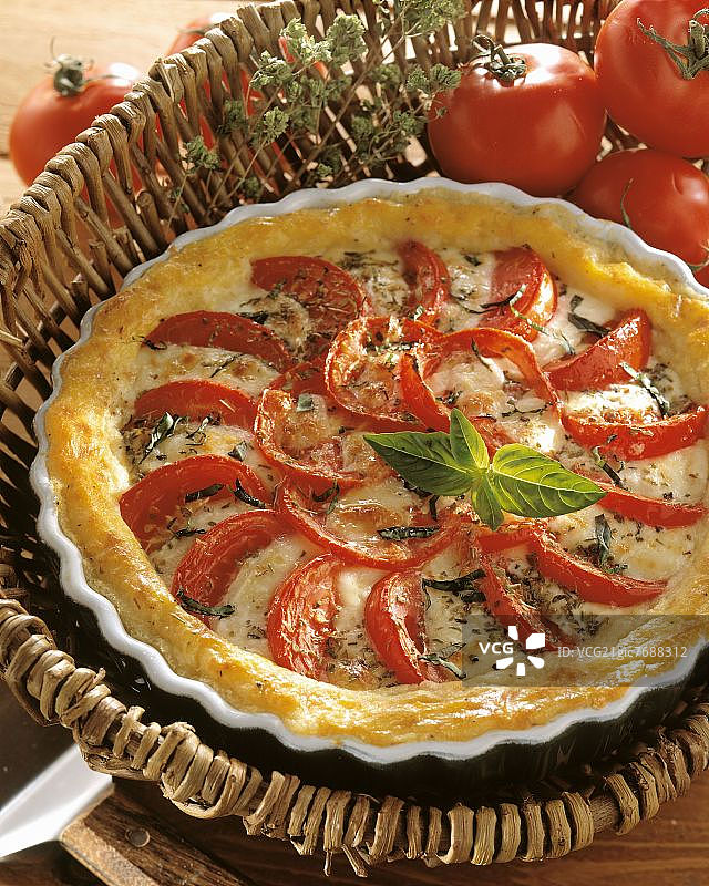 马苏里拉奶酪罗勒番茄馅饼图片素材