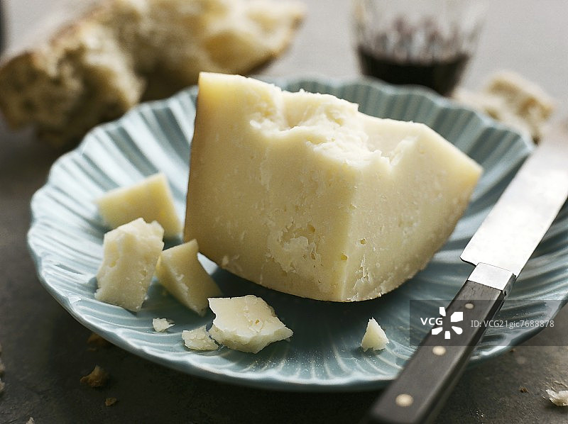 盘子上摆放的曼彻格奶酪、刀具和酒杯图片素材