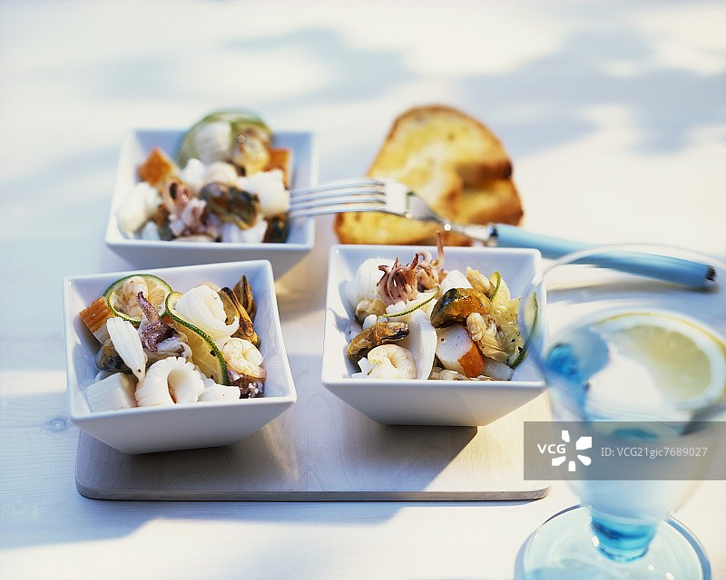 三道法棍海鲜沙拉图片素材