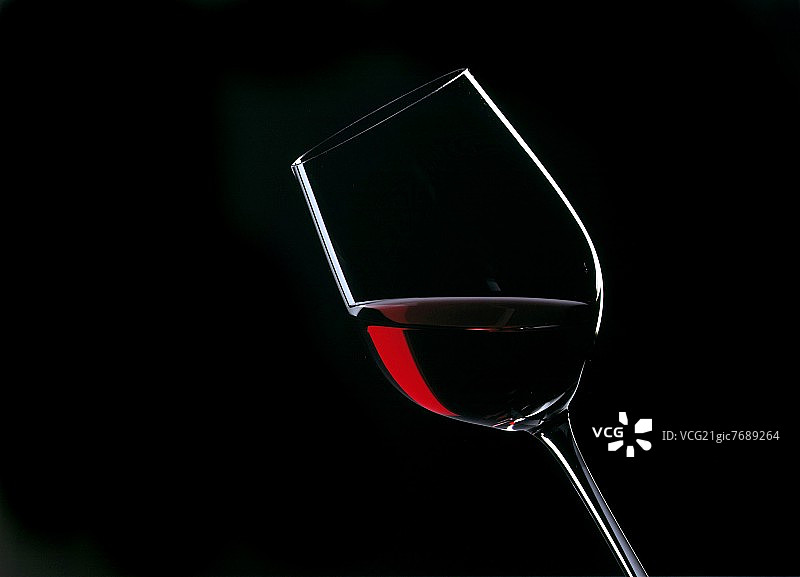 洒出的红酒杯；黑色背景图片素材