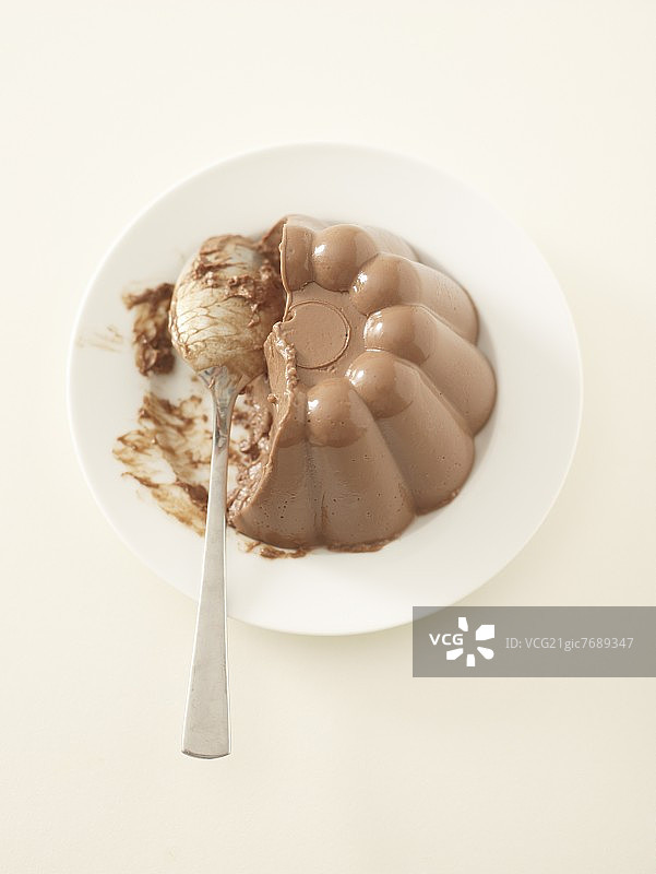 巧克力奶油冻与勺子图片素材