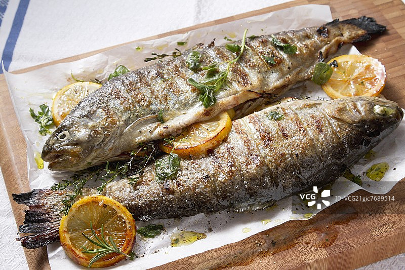 烤鳟鱼（羊皮纸）图片素材