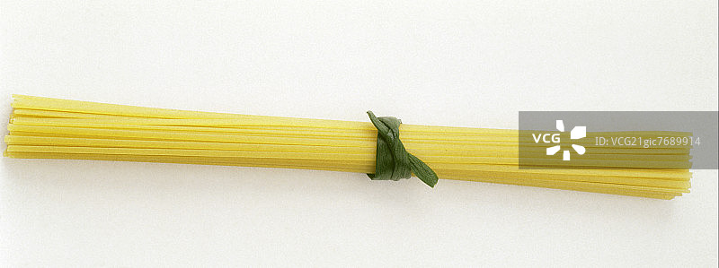 两捆意大利细面条图片素材