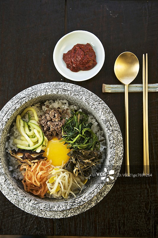 韩式拌饭，韩国料理，俯视，勺子和筷子图片素材