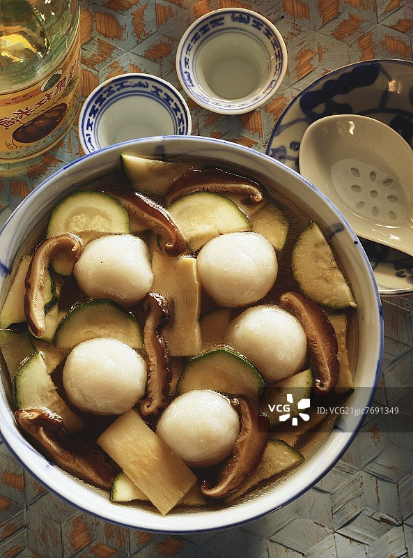 鱼丸竹笋菌菇汤图片素材