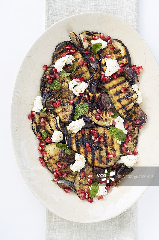 烤茄子：搭配马苏里拉奶酪和石榴籽图片素材