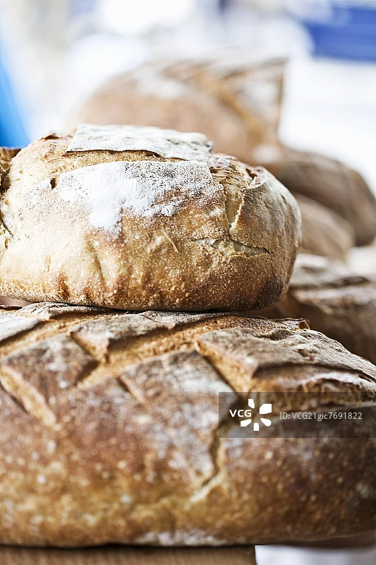 市场摊位上的法棍面包图片素材