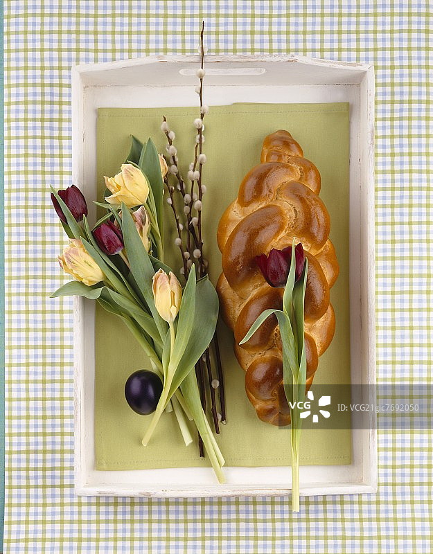 带有复活节装饰的德式辫子面包图片素材