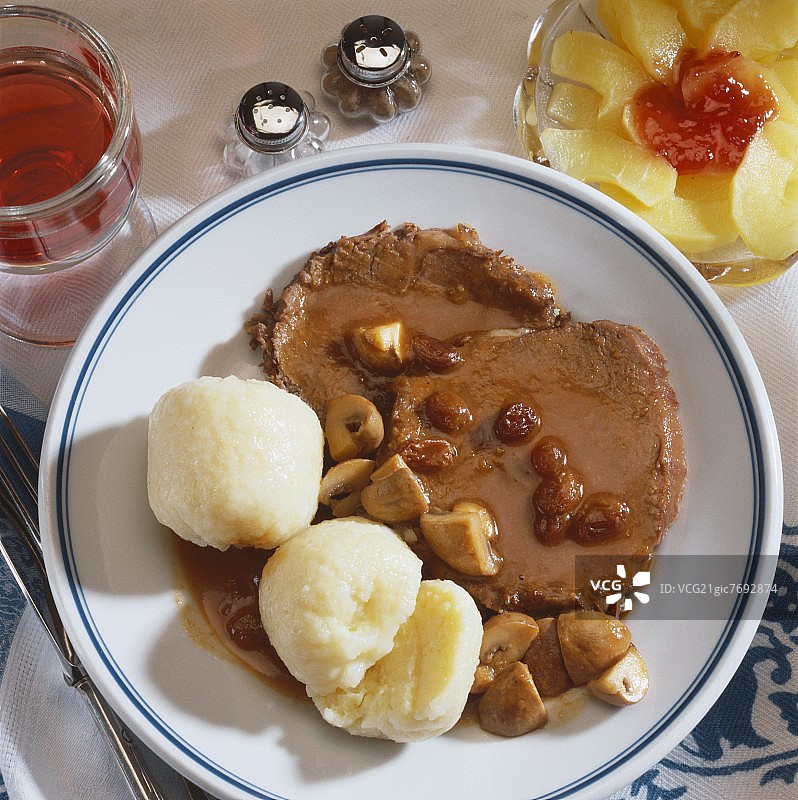 莱茵兰酸烤牛肉配蘑菇和餐巾饺子图片素材