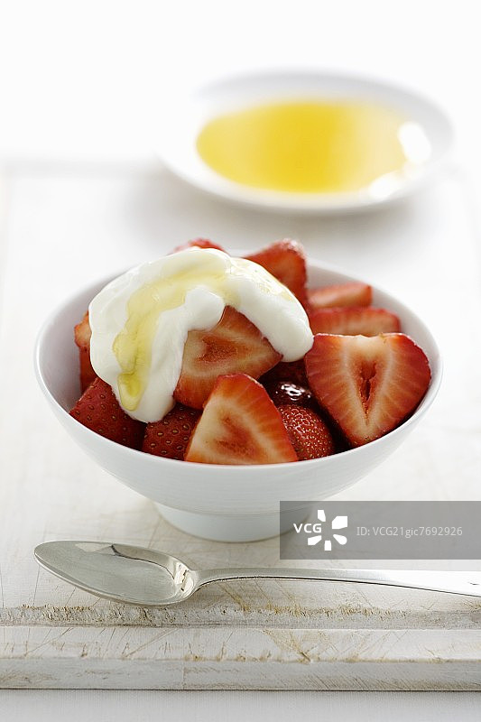 草莓配希腊酸奶和蜂蜜图片素材