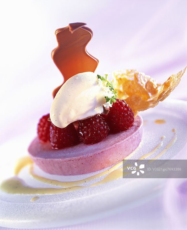 覆盆子薰衣草冰淇淋慕斯图片素材
