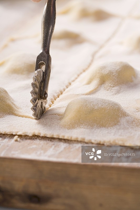 用糕点刀切割的香草馄饨图片素材