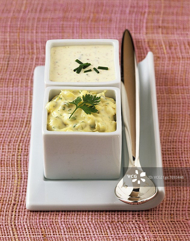 碟装鞑靼酱和芥末酱图片素材