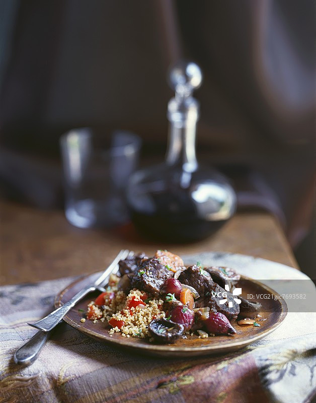 勃艮第红酒炖牛肉配蘑菇古斯米图片素材