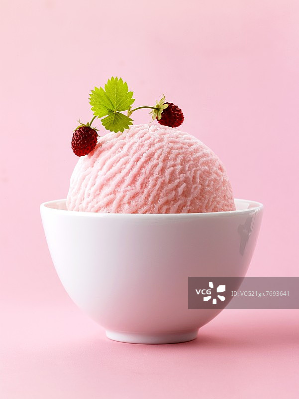 白色碗中盛放的草莓冰淇淋和野生草莓图片素材
