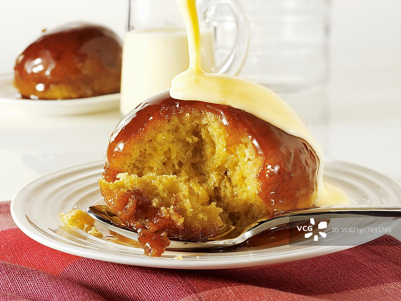 草莓酱和蛋奶沙司海绵布丁（英国）图片素材