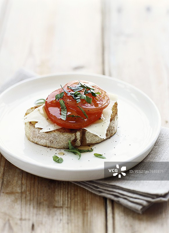 番茄羊奶酪意式烤面包图片素材