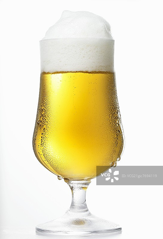 一杯有泡沫的淡啤酒图片素材