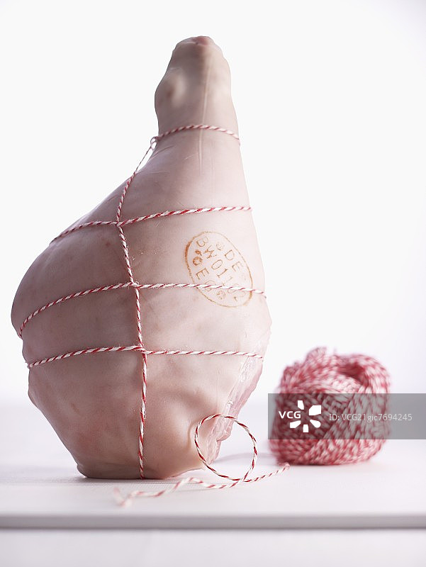 用细绳捆扎的生猪腿图片素材