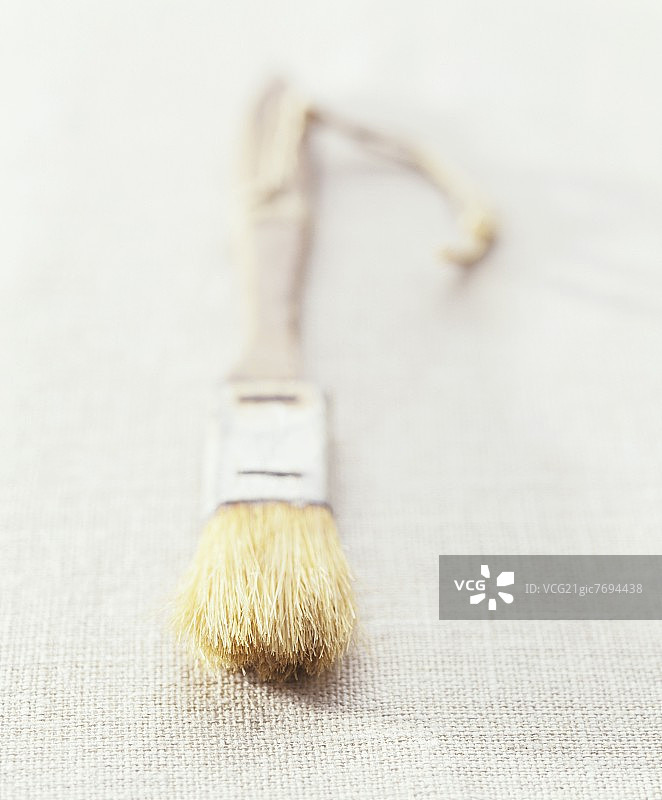 亚麻布上的木制糕点刷图片素材