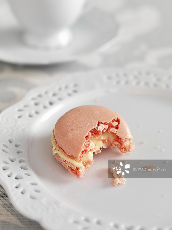 咬了一口的粉色马卡龙图片素材