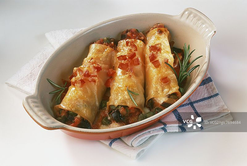 茄子和刺山柑馅卡内隆尼意面图片素材