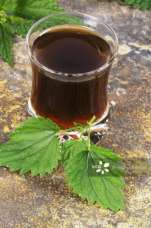 荨麻汁和新鲜荨麻叶图片素材