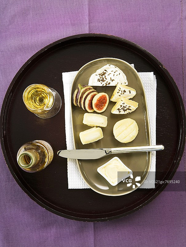 搭配无花果和白葡萄酒的奶酪拼盘（哈茨、明斯特、罗马杜尔、林堡）图片素材