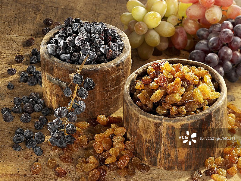 木碗里的葡萄干和醋栗图片素材