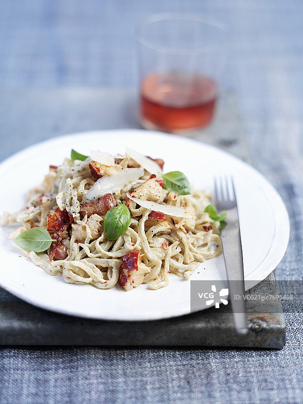 一碗龙虾肉拌 linguini 意面图片素材