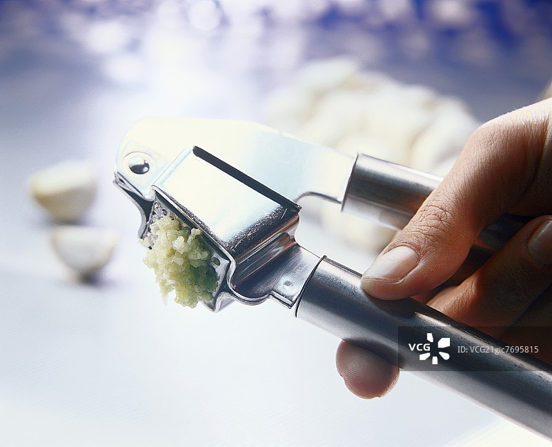 用压蒜器压蒜图片素材