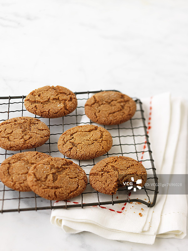 金属架上的姜饼图片素材