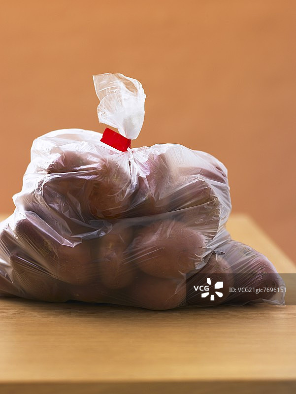 塑料袋里的红皮土豆图片素材