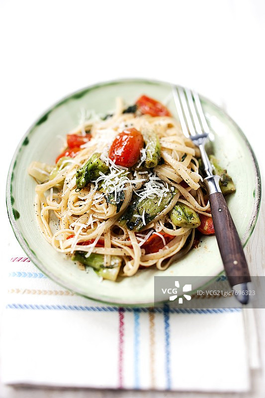 菊苣樱桃番茄意大利宽面图片素材