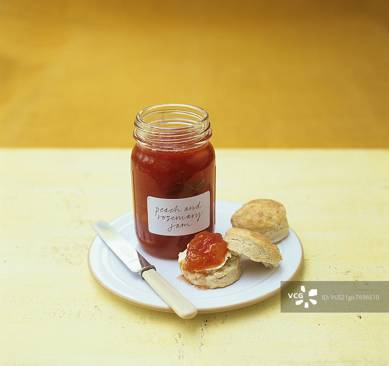 桃子和迷迭香果酱司康饼图片素材