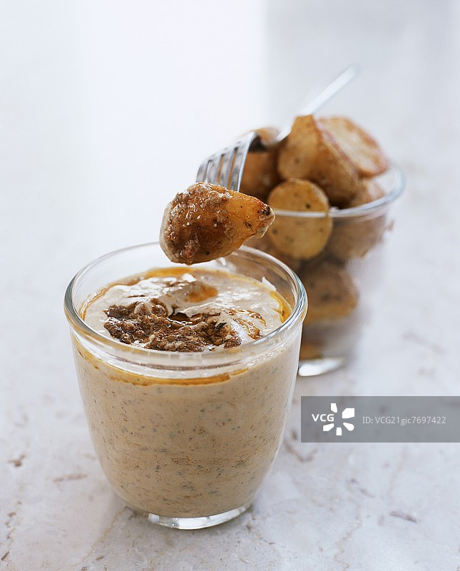 烤小土豆配蘸酱图片素材