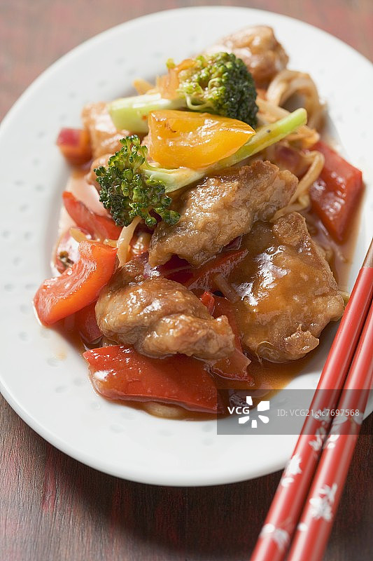 糖醋猪肉配辣椒西兰花图片素材