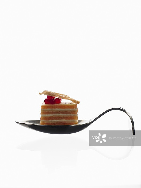 勺子上的分层薄饼蛋糕（分子美食）图片素材