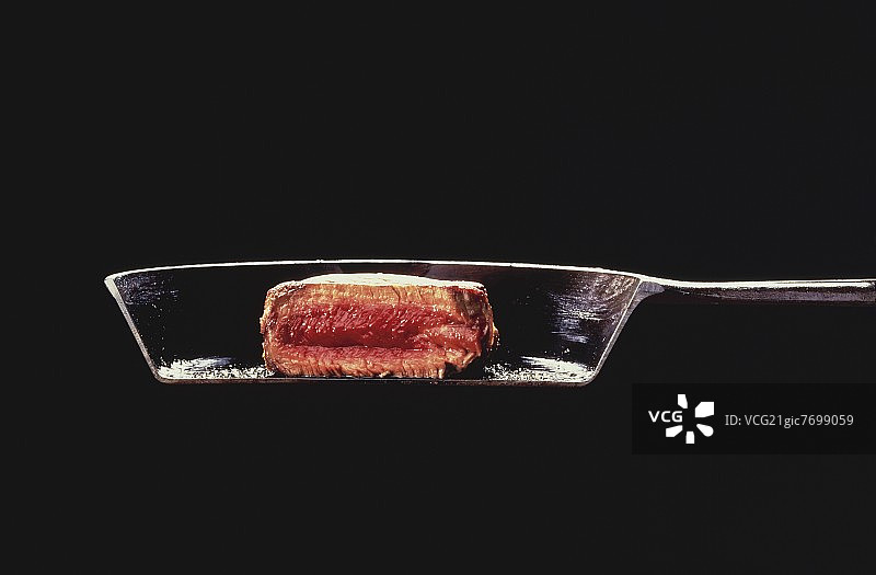 蓝色生牛里脊肉图片素材