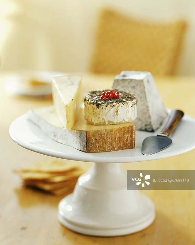 白色高脚盘上的奶酪图片素材