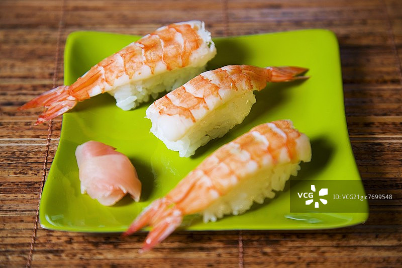 绿盘上的三个鲜虾寿司图片素材