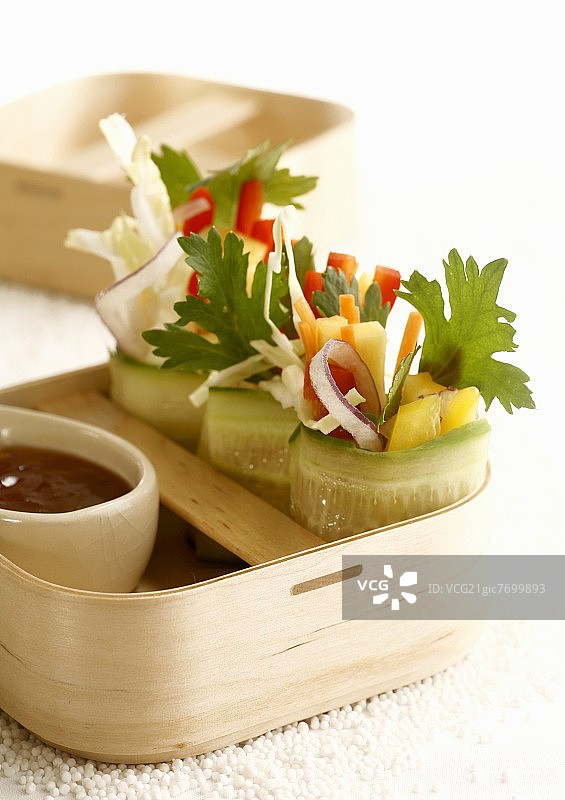 亚洲风味黄瓜蔬菜卷图片素材