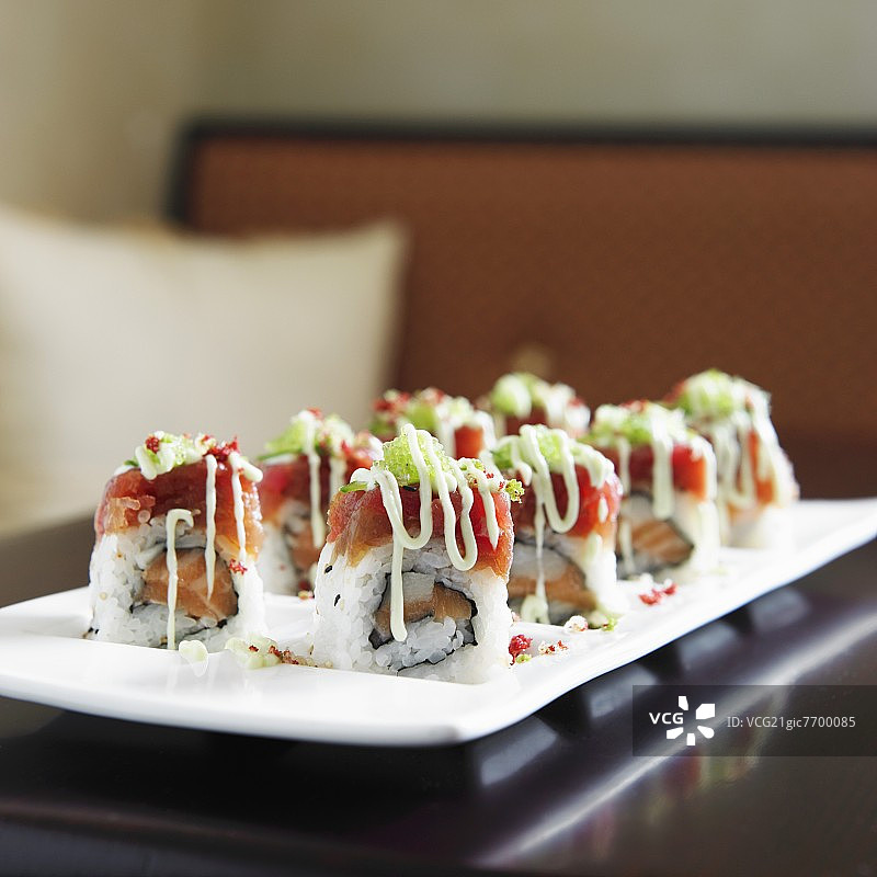 三文鱼寿司，配三文鱼、金枪鱼和鱼籽图片素材